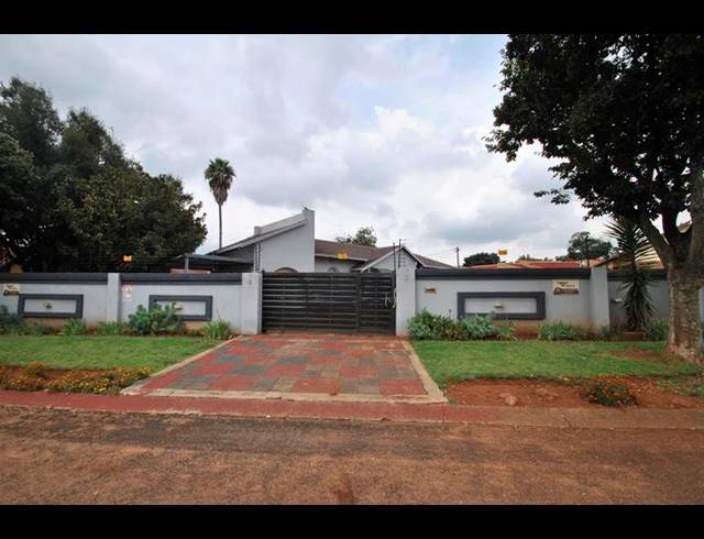 3 BEDROOM HOUSE FOR SALE IN DAWN PARK